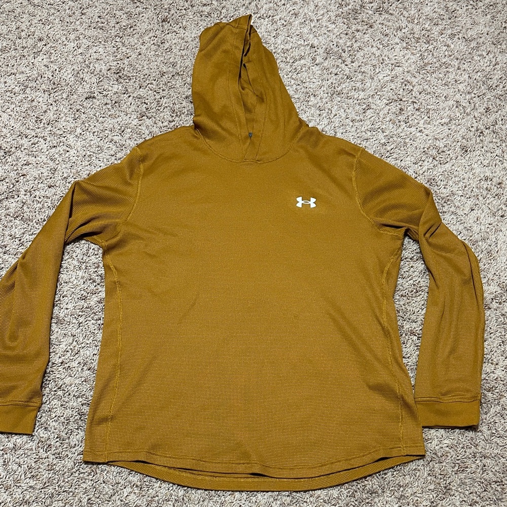 Men’s UA top